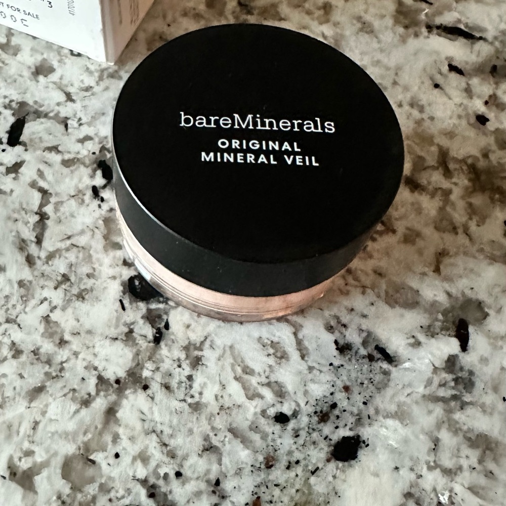 bareMinerals Mineral Veil in Black Lid